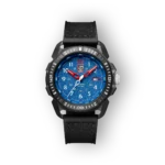 Fekete háttéren lévő Luminox ICE-SAR Arctic XL karóra, kék számlappal és piros mutatókkal, fekete szilikon szíjjal.