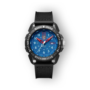 Fekete háttéren lévő Luminox ICE-SAR Arctic XL karóra, kék számlappal és piros mutatókkal, fekete szilikon szíjjal.