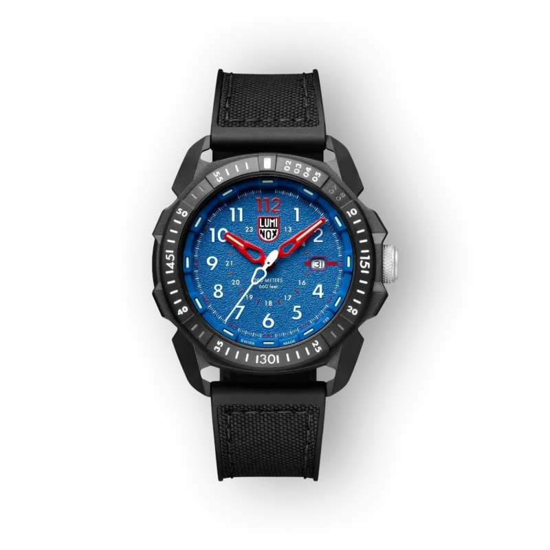 Fekete háttéren lévő Luminox ICE-SAR Arctic XL karóra, kék számlappal és piros mutatókkal, fekete szilikon szíjjal.