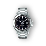 Fém, ezüst színű karóra, fekete számlappal, fehér és narancssárga mutatókkal, 50 m vízállósággal és dátum kijelzővel.