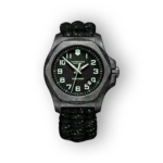 Victorinox I.N.O.X fekete, fénylő óra zöld részletekkel és erős szövetpánttal.