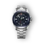 Victorinox karóra sötétkék számlappal és fémszíjjal, modern dizájn és precíz időmérés.