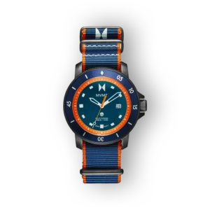 MVMT karóra kék számlappal, narancssárga és kék szövet pánttal, vízfelszíni használatra tervezve.