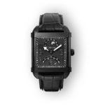 Fekete bőrszíjjal ellátott, szögletes számlapú Canrichard óra.