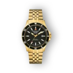 Arany színű Swiss Alpine Military karóra fekete számlappal.