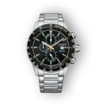 Citizen kronográf karóra fekete számlappal, elölnézetben.