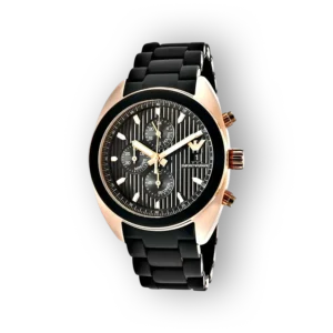 Emporio Armani AR5954 fekete kronográf óra, aranyszínű részletekkel és csuklón viselve.