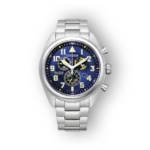 Fém szíjas Citizen Super Titanium AT2480-81L óra kék számlappal és fekete kronográf részletekkel.