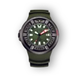 Zöld számlapú Citizen Promaster BJ8057-17X búváróra, fekete kerettel és piros mutatóval.