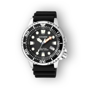 Fekete számlapos Citizen Promaster órán piros és fehér mutatók láthatók, fekete szilikon szíjjal.