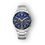 Kék számlapos, ezüst szíjjal rendelkező Citizen Eco-Drive CA4624-56L karóra, krómozott részletekkel.