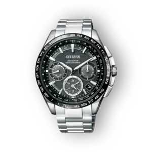 Citizen Eco-Drive Satellite Wave karóra fekete számlappal, ezüst szíjjal és több időzónás kijelzővel.