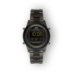 Daniel Wellington digitális kronográf karóra, fekete háttérrel és ezüst szíjjal, világító kijelzővel.