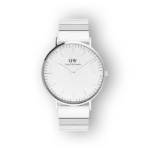 Daniel Wellington klasszikus fehér óra, fényes ezüsttokkal és csíkos szíjjal.