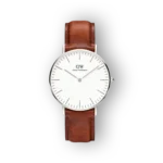 Fehér számlapos, barna bőrszíjas Daniel Wellington óra, elegáns kerettel.