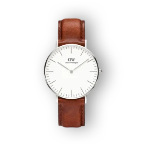 Fehér számlapos, barna bőrszíjas Daniel Wellington óra, elegáns kerettel.