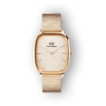 Daniel Wellington DW00100815 aranyszínű, négyzet alakú órája elegáns, világos számlappal és fém szíjjal.