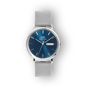 Ezüst szíjjal és kék számlappal rendelkező Daniel Wellington óra, hétfő dátumjelzéssel.