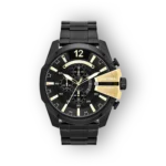 Fekete Diesel Mega Chief DZ4338 óra arany részletekkel, kronográf funkcióval és fényes fém szíjjal.