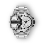 Ezüst színű Diesel Mr. Daddy DZ7421 óra, részletes számlappal és króm karkötővel.