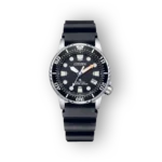 Fekete számlapos Citizen Eco-Drive búváróra, rozsdamentes acél tok, fekete szilikon szíjjal.