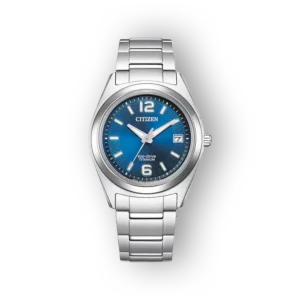 Citizen Super Titanium FE6151-82L ezüst szíjjal és kék számlappal rendelkező karóra.