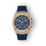 Kék szilikon szíjas Guess karóra, arany színű részletekkel és strasszokkal díszítve.