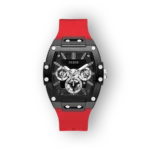 Fekete óra ezüst részletekkel és piros szilikon szíjjal, a Guess márka GW0203G4 modellje.