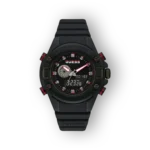 Fekete szíjjal és digitális analóg kijelzővel rendelkező Guess sportóra, piros részletekkel.