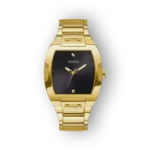 Arany színű Guess karóra fekete számlappal és fém szíjjal, modern dizájn jellemzi.