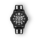 Fekete Guess óra, fehér részletekkel és analóg kijelzővel, sportos stílusban.