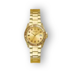 Arany színű Guess karóra részlet, csillogó kövekkel díszített számlappal és fémből készült szíjjal.