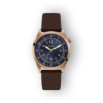 Kék számlapos, rose gold színű Guess óra barna szilikon szíjjal.