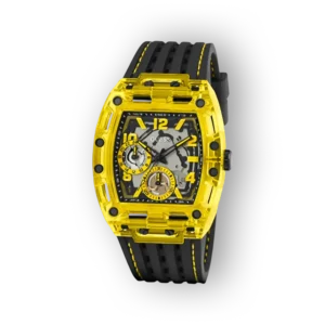 Sárga és fekete Guess óra, sportos megjelenéssel és digitális kijelzővel, árnyékos háttér előtt.