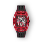 Piros Guess óra fekete szíjjal, sportos dizájn, analóg számlap két időmérő funkcióval.