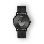 Fekete szíjjal és geometrikus mintával rendelkező Guess órája, modern stílusban.