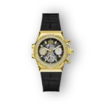 Arany színű Guess karóra fekete szíjjal, díszített számlappal és króm részletekkel.