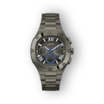 Fekete számlapos, ezüst szíjjal rendelkező Guess karóra, kék részletekkel és króm számjegyekkel.