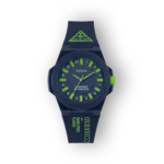 Kék és zöld színű, napenergiával működő Guess karóra, kör alakú számlappal és zöld mutatókkal.