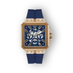 Kék számlapos, aranykeretes Guess GW0637G3 óra, kék szilikon szíjjal, elegáns sportos dizájnnal.