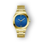 Kék számlapos, arany színű Guess karóra, elegáns, geometrikus mintázattal és fényes fém szíjjal.