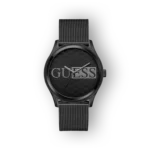 Fekete Guess karóra, elegáns fém szíjjal és kiemelkedő logóval.