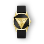 Arany színű Guess óra fekete szíjjal, háromszög alakú számcímmel és jellegzetes logóval.