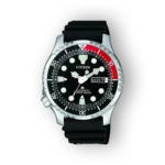 Fekete számlapos Citizen Promaster búváróra, piros akcentusokkal és gumiszíjjal.