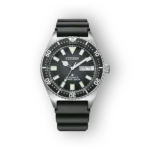 Fekete számlapos Citizen karóra, automata működéssel és 200 méteres vízállósággal.