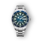 Citizen Promaster NY0129-58LE óra, zöld színű számlappal és fémszíjjal, vízállóság 200 méterig.