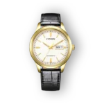 Arany színű Citizen óra fekete bőr szíjjal, fehér számlappal és dátum kijelzővel.