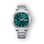 Citizen automata óra zöld számlappal és acél karkötővel, városi elegancia megjelenítve.