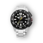 Orient M-Force automata búváróra fekete számlappal és ezüst szíjjal.