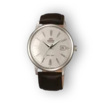 Orient Classic TAC00005W0 karóra ezüst számlappal és barna bőrszíjjal.